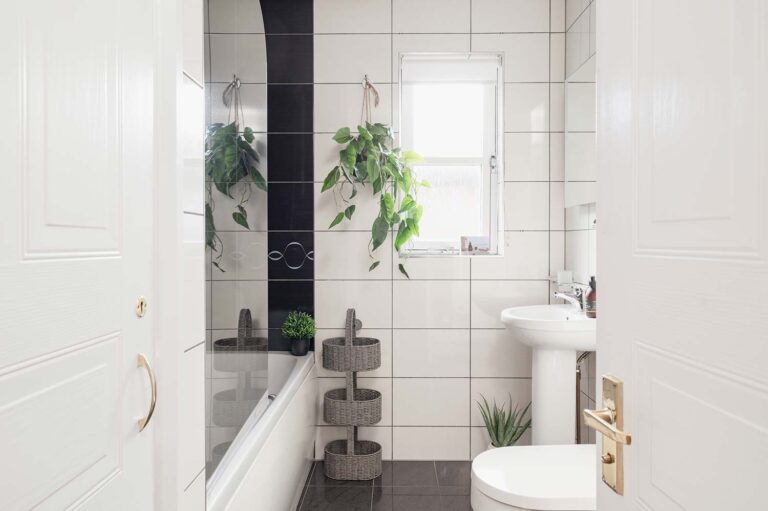 Family-Bathroom-3-Tawny-Lodge-Aviemore-