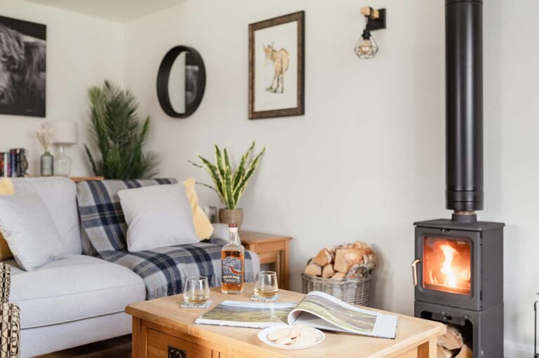 Lounge-whisky-fire-Tawny-Lodge-Aviemore